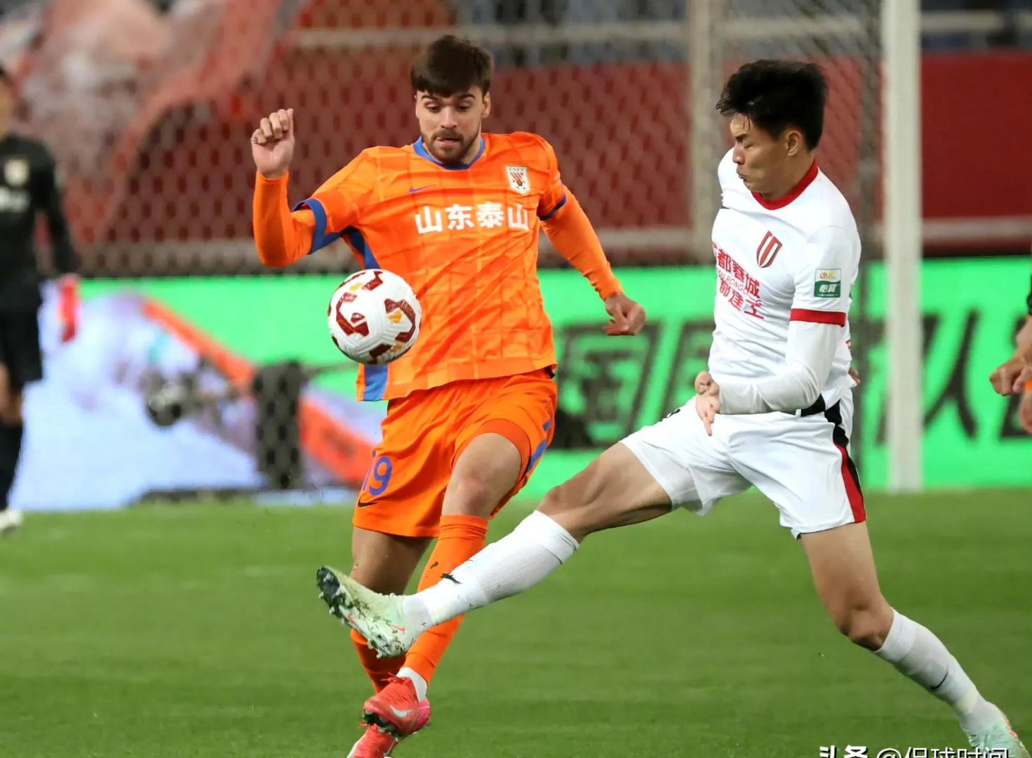 包含冲刺阶段突围战来临,山东泰山围绕意甲官宣签约,球迷炸锅,资深球员宣示担当的词条 包含冲刺阶段突围战来临,山东泰山围绕意甲官宣签约,球迷炸锅,资深球员宣示担当的词条